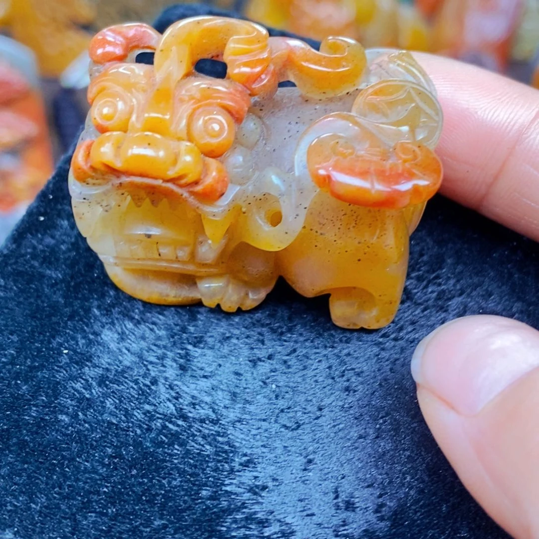 未镶嵌石英质玉（黄龙玉）颈饰