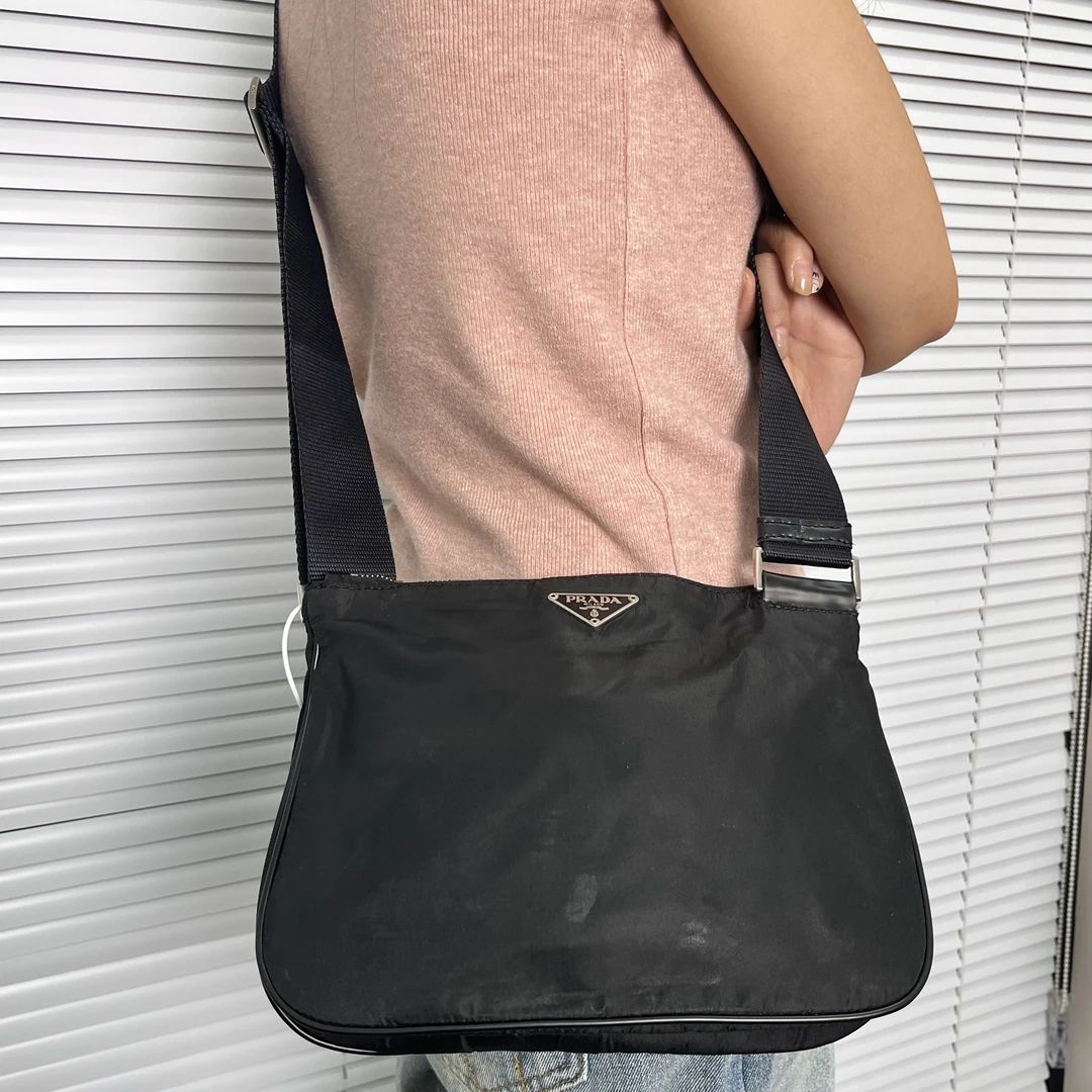 95新 Prada/普拉达 黑银尼龙斜挎包/织布肩带/24/A03118AF07