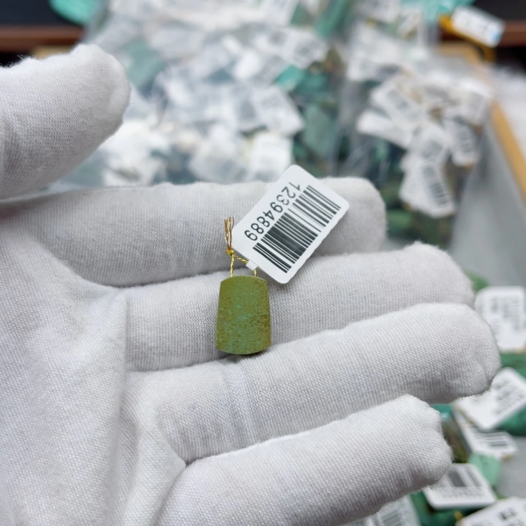 绿松石未镶嵌挂件