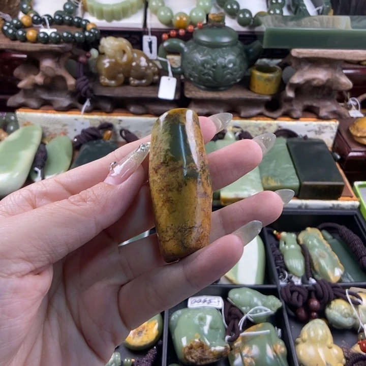 颈饰未镶嵌透闪石质玉花****流