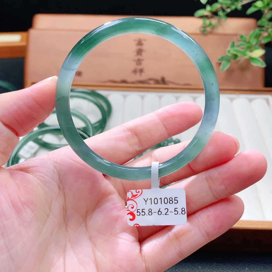 翡翠未镶嵌手镯（圆镯）