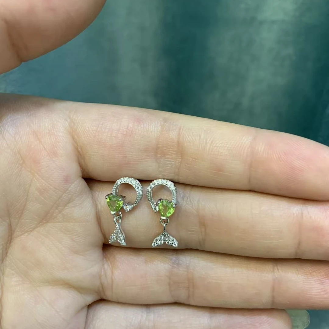 S925银镶橄榄石鱼尾款耳钉，甜美清新