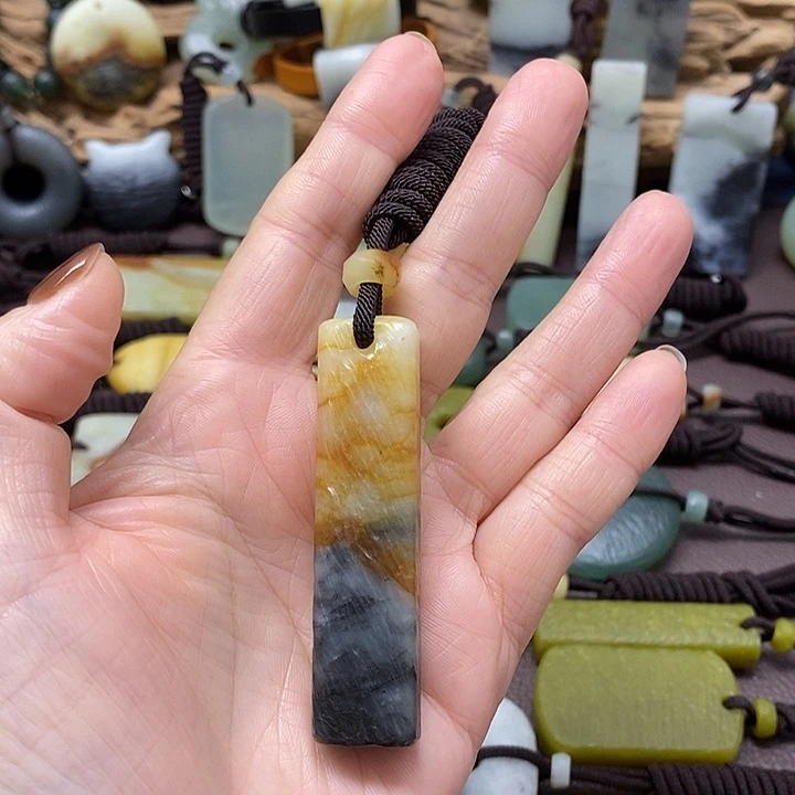 蛇纹石玉未镶嵌颈饰