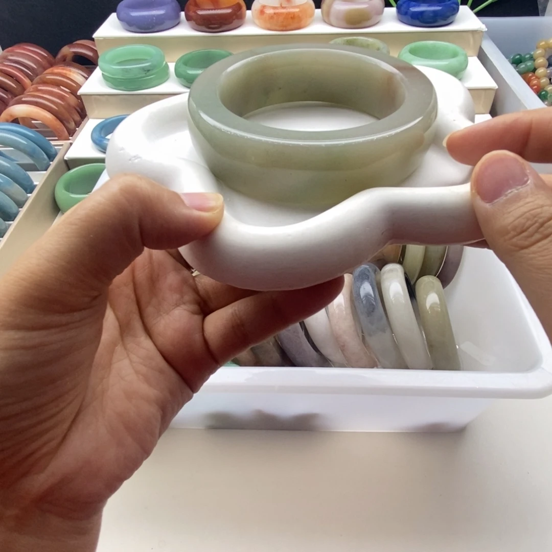 石英岩玉未镶嵌手镯