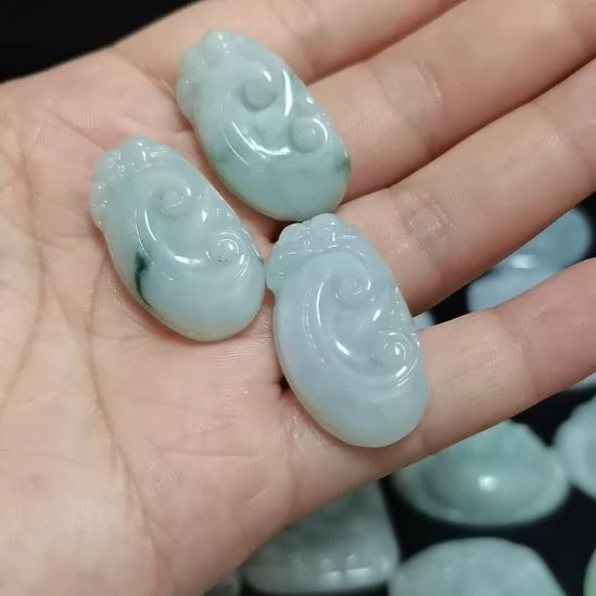 翡翠未镶嵌颈饰如意