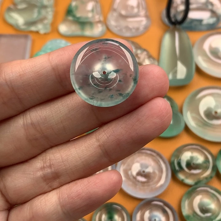 翡翠未镶嵌颈饰…..