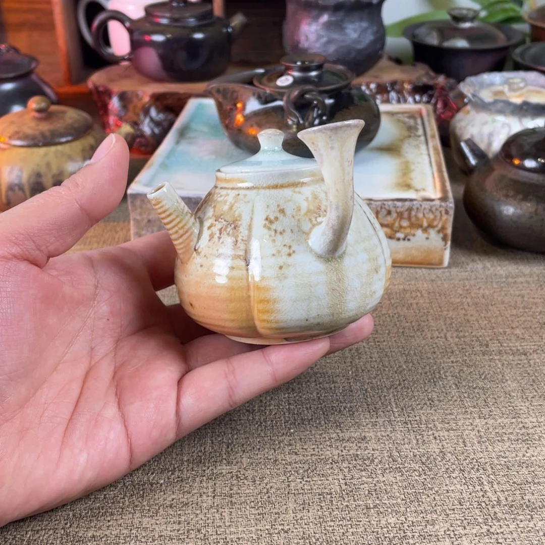 侧吧壶。  容量150。 柴烧