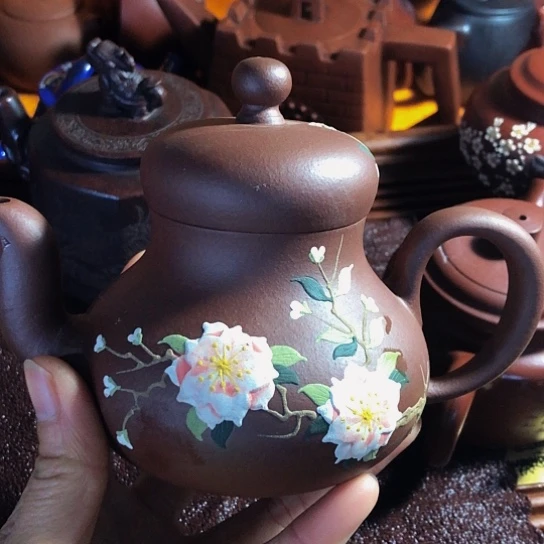 紫砂茶壶原矿泥料手工制作的紫砂壶。