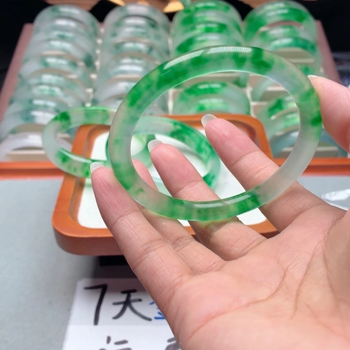 人***戏石英质玉未镶嵌手镯