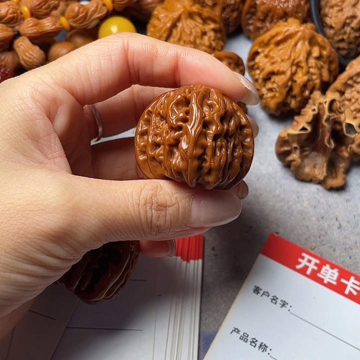 罢***）文玩核桃吊坠白狮子