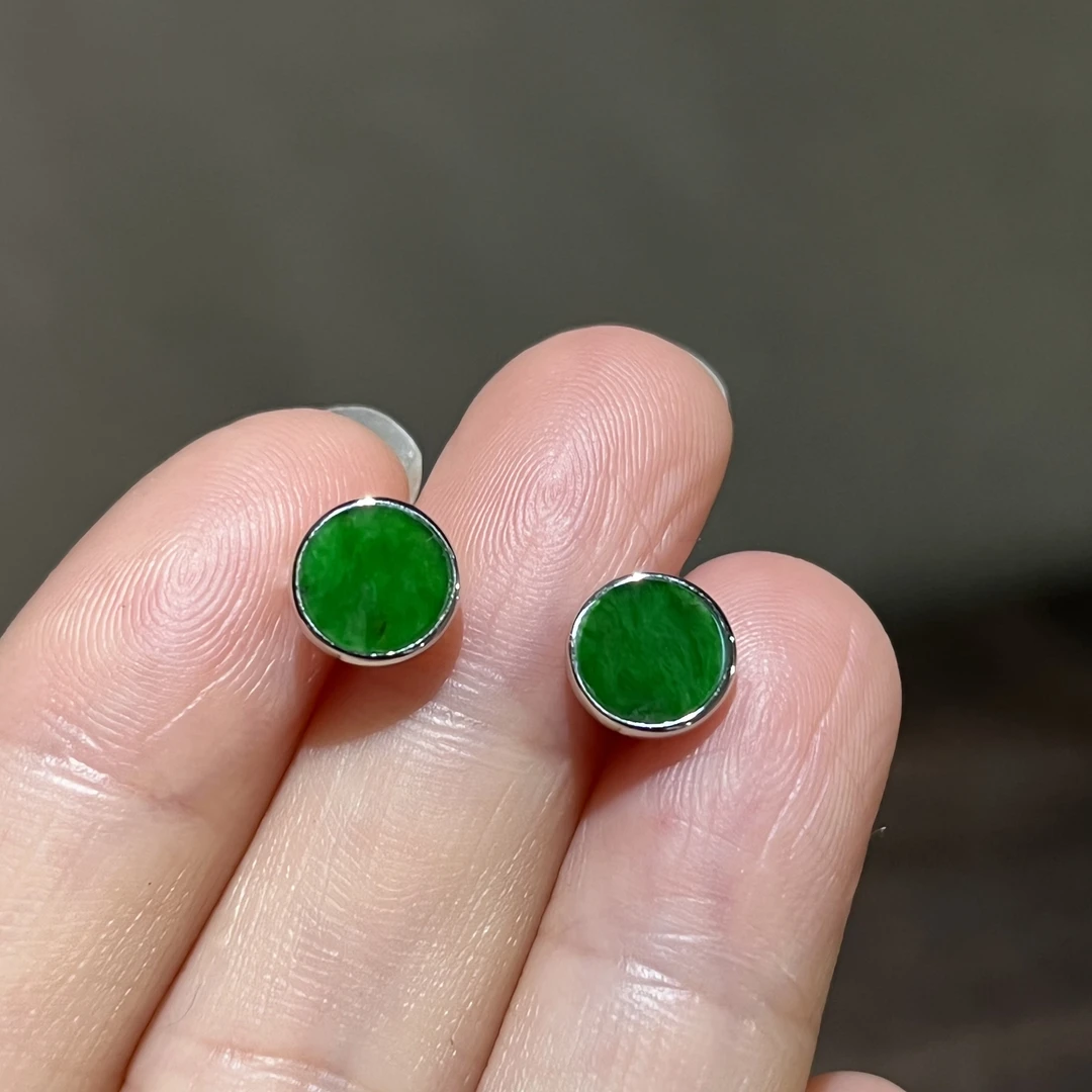 辣绿翡翠圆牌耳钉 气质百搭满绿 多样性发其一