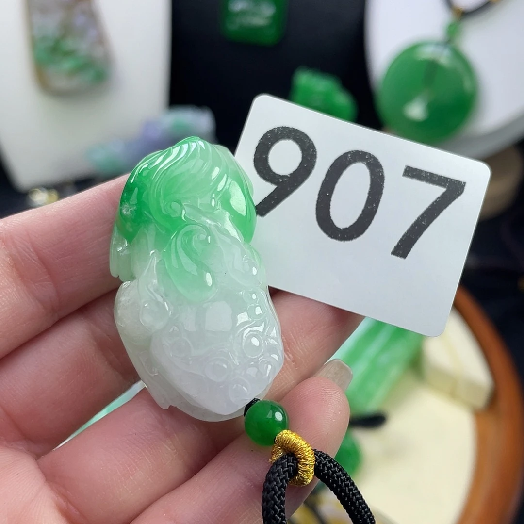 翡翠未镶嵌吊坠(赠链)