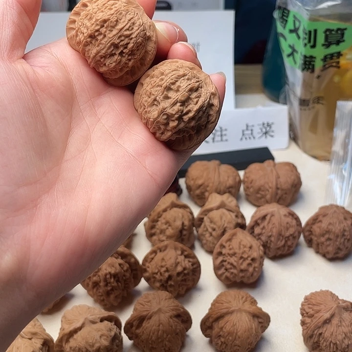 吊坠文玩核桃血麒麟有点水尖