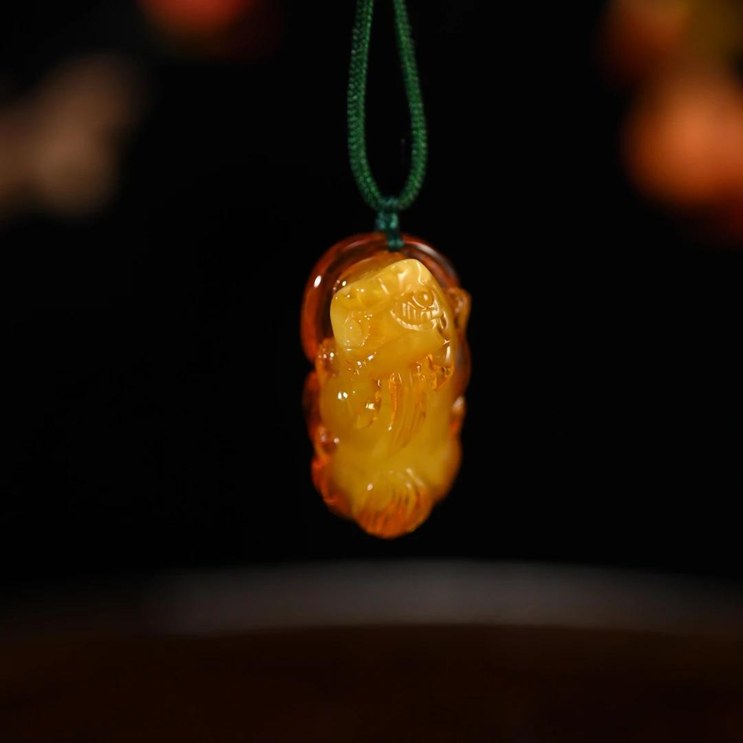 Lot8825 2512090235琥珀貔貅挂件/保利