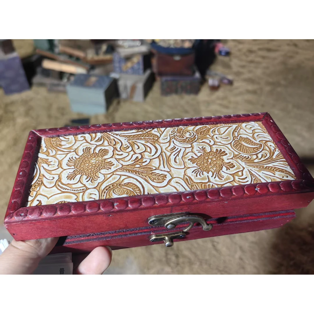 1个白色纹路红色小盒子摆件链接