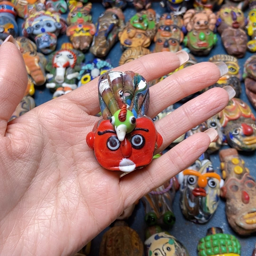 颈饰琉璃小鸟头娃