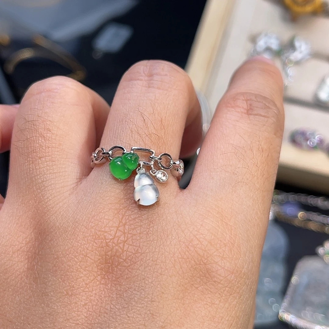 翡翠18K金镶嵌戒指双色葫芦