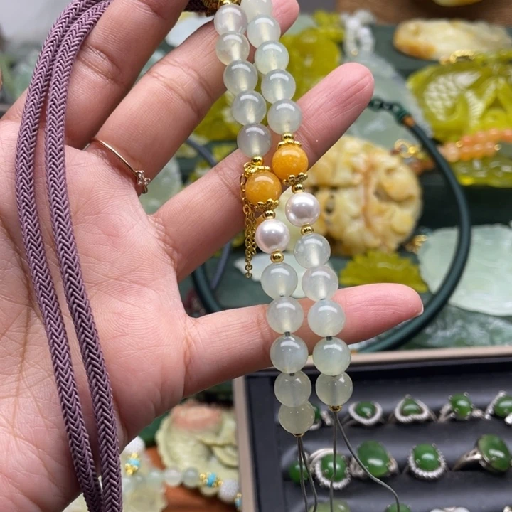 婉****蛇纹石玉未镶嵌吊坠