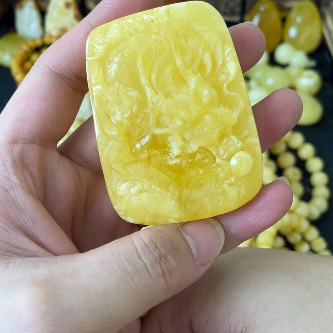 琥珀未镶嵌裸石俄料黄白花精雕龙牌