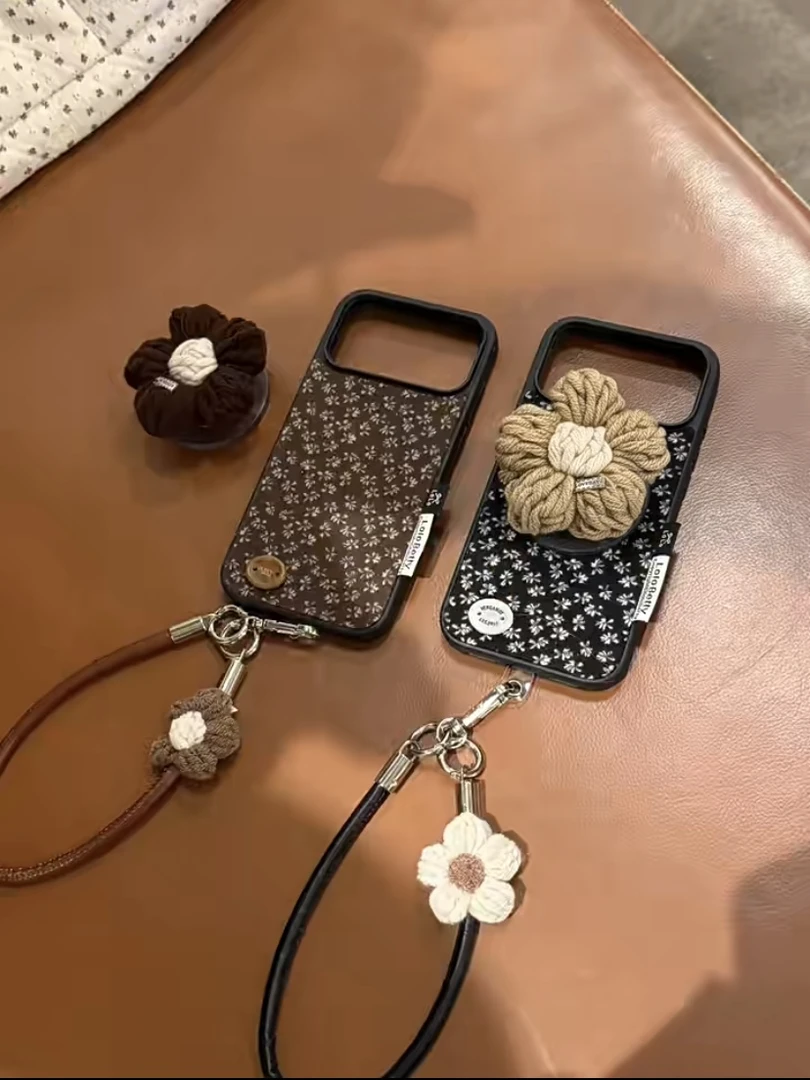 复古碎花纽扣针织花朵磁吸适用iPhone17pro手机壳苹果16pro手绳15