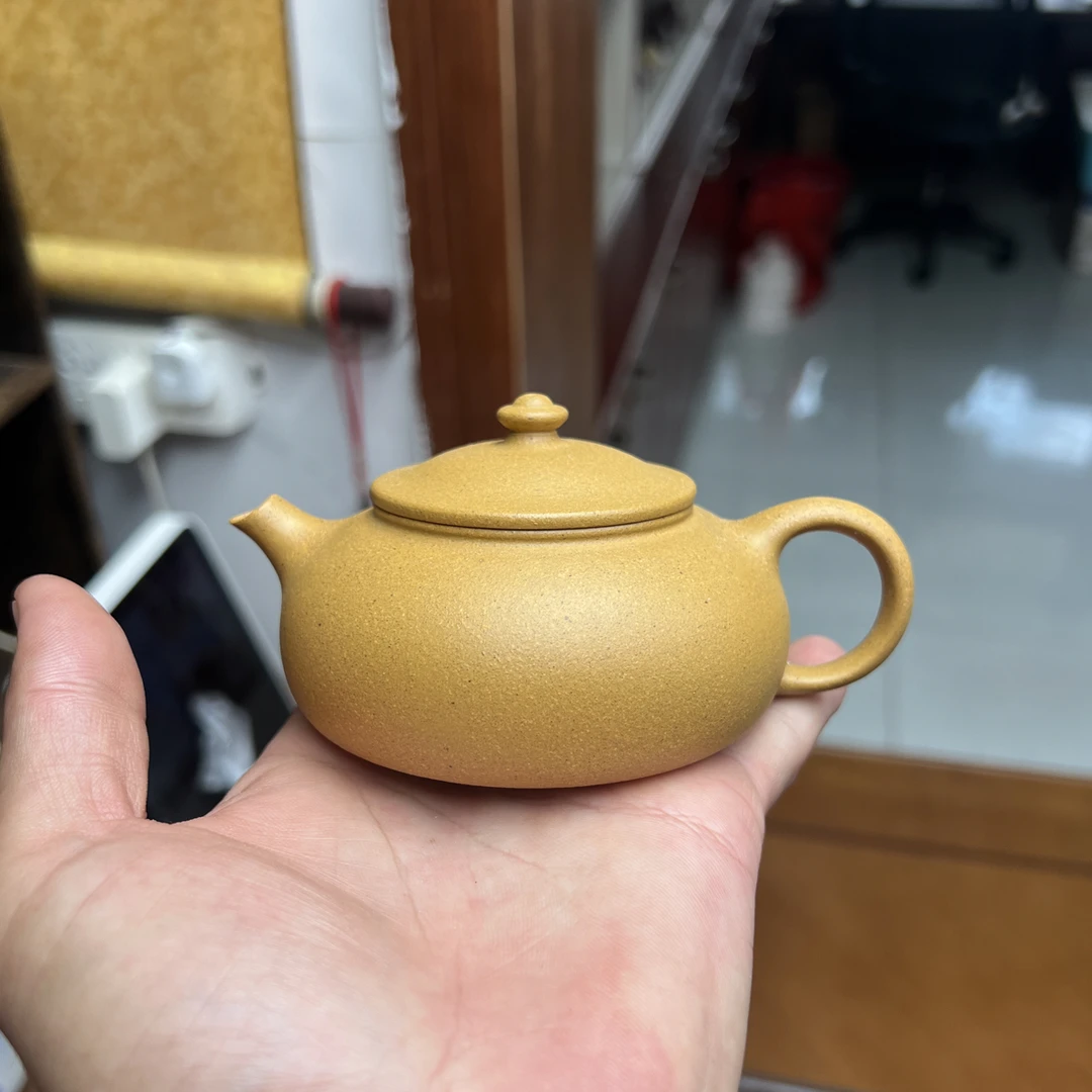黄金段寒江壶，容量约160毫升，内推孔出水顺畅。壶身圆润饱满。
