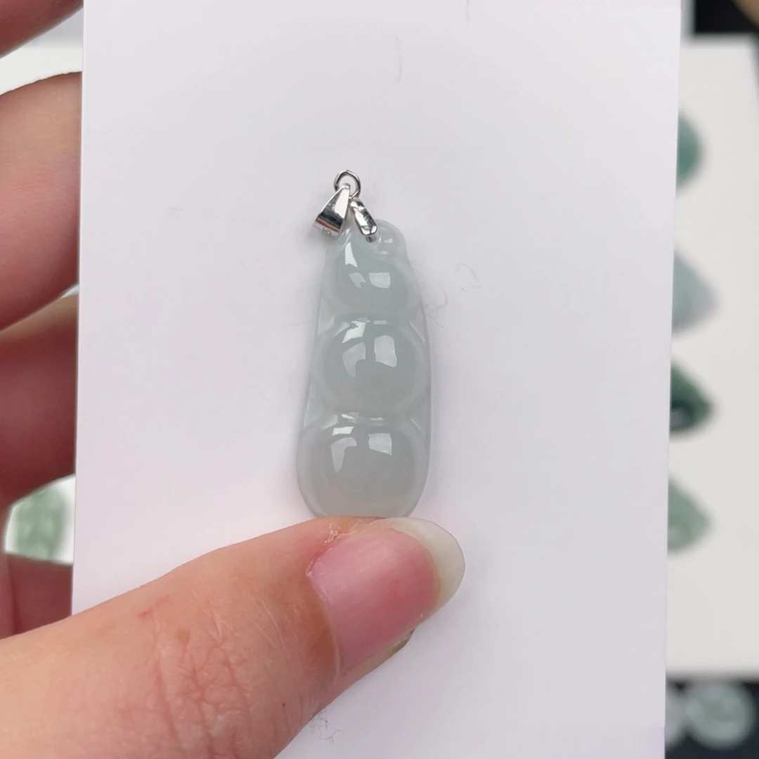 翡翠未镶嵌颈饰福豆