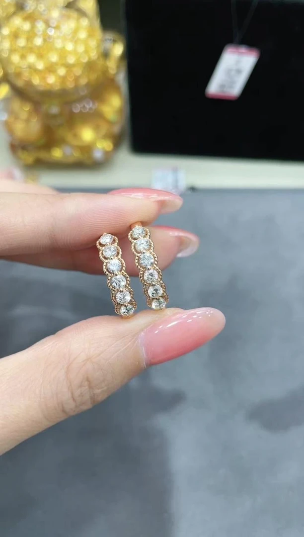 18K金镶嵌钻石戒指 多样性发其一