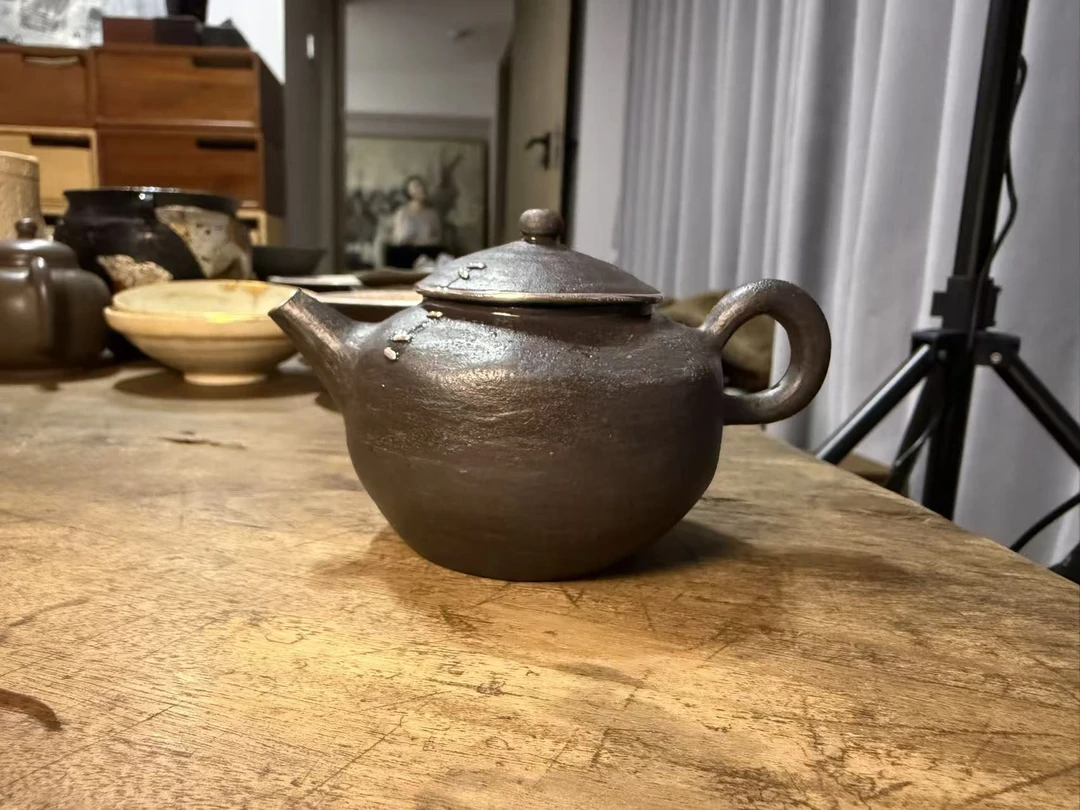 王力科监制，手作陶壶，银包口锯钉装饰