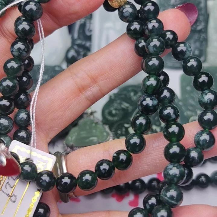 翡翠颈饰未镶嵌天然的A货翡翠