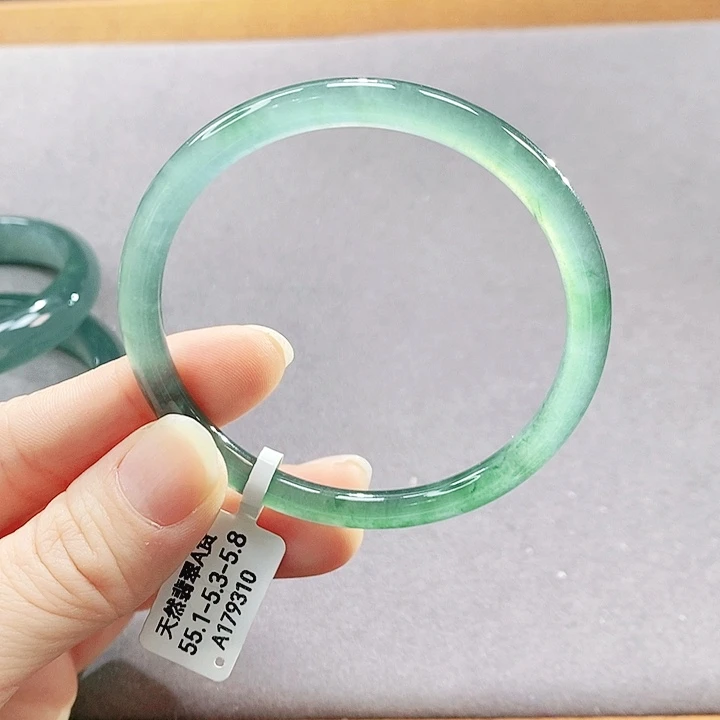 翡翠未镶嵌手镯（圆镯）