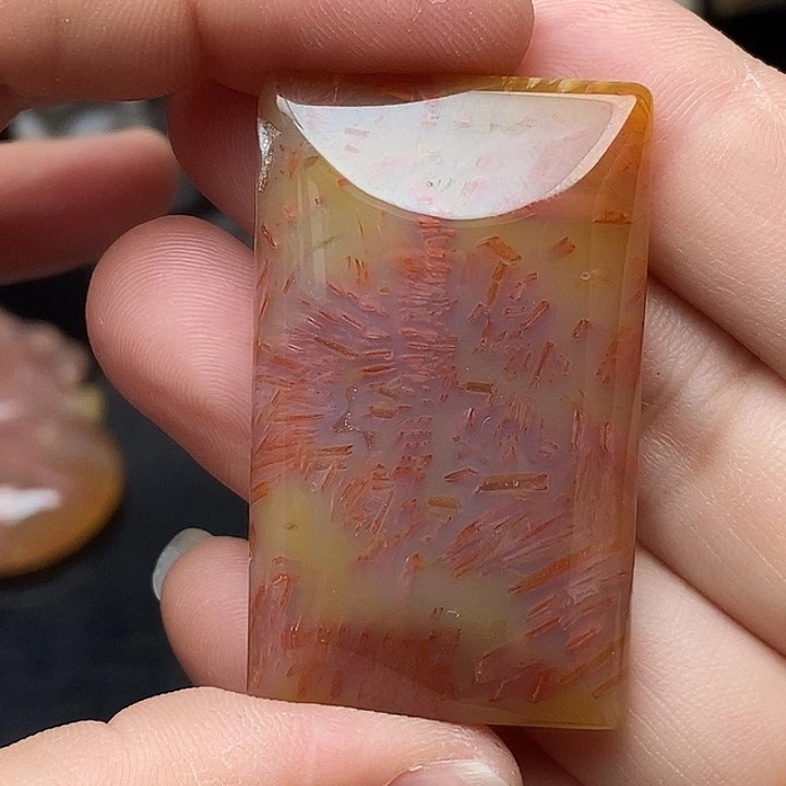 小***伍硅化玉未镶嵌颈饰