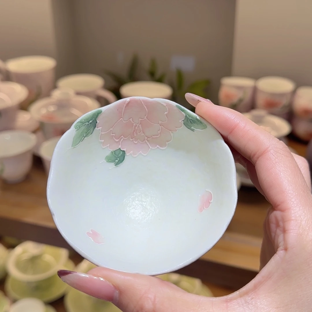 茶杯里放了很多的小糖