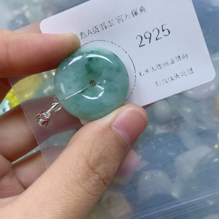 翡翠挂件未镶嵌翡翠