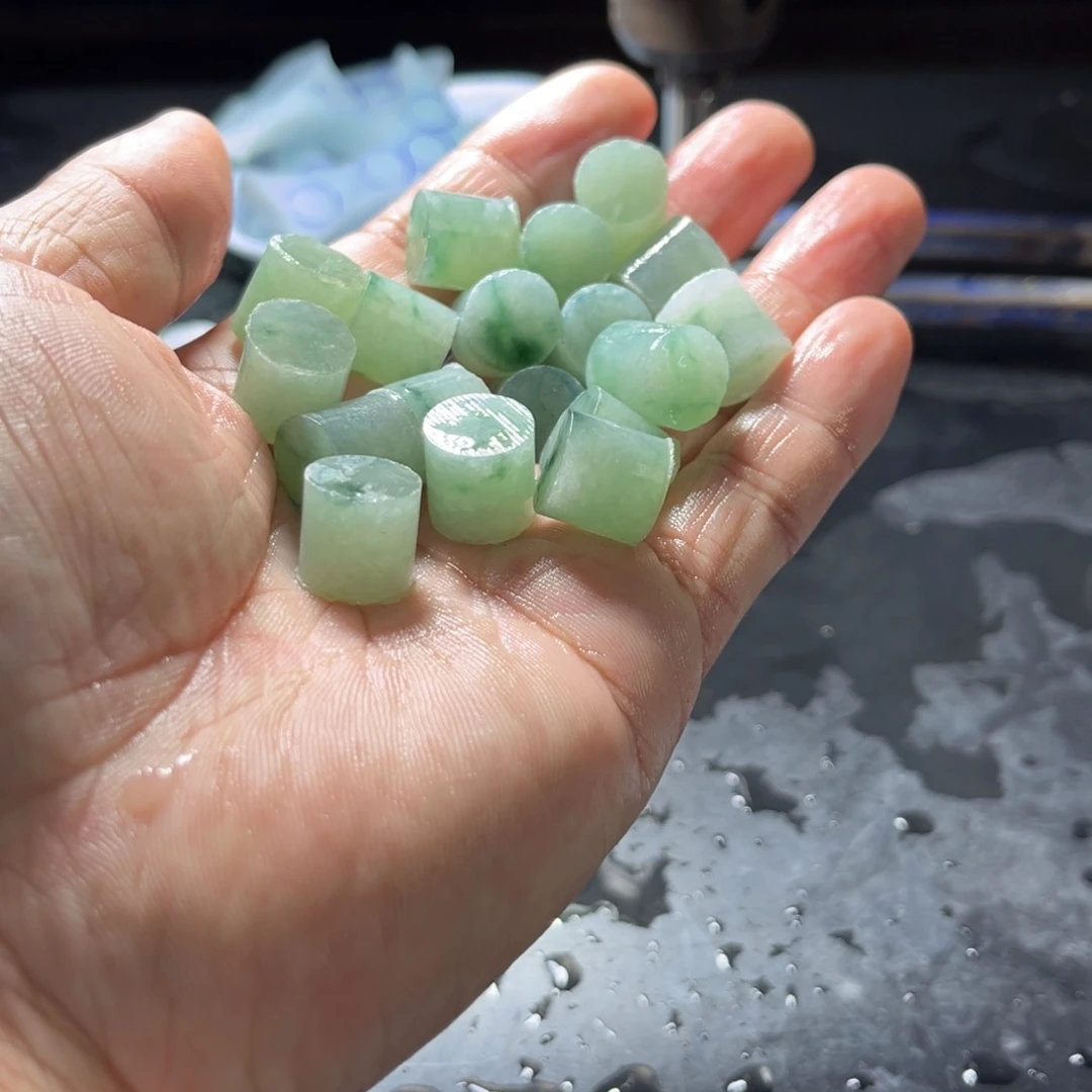 定制翡翠未镶嵌绿底飘绿花卡12➕17颗圆珠保无裂放漏