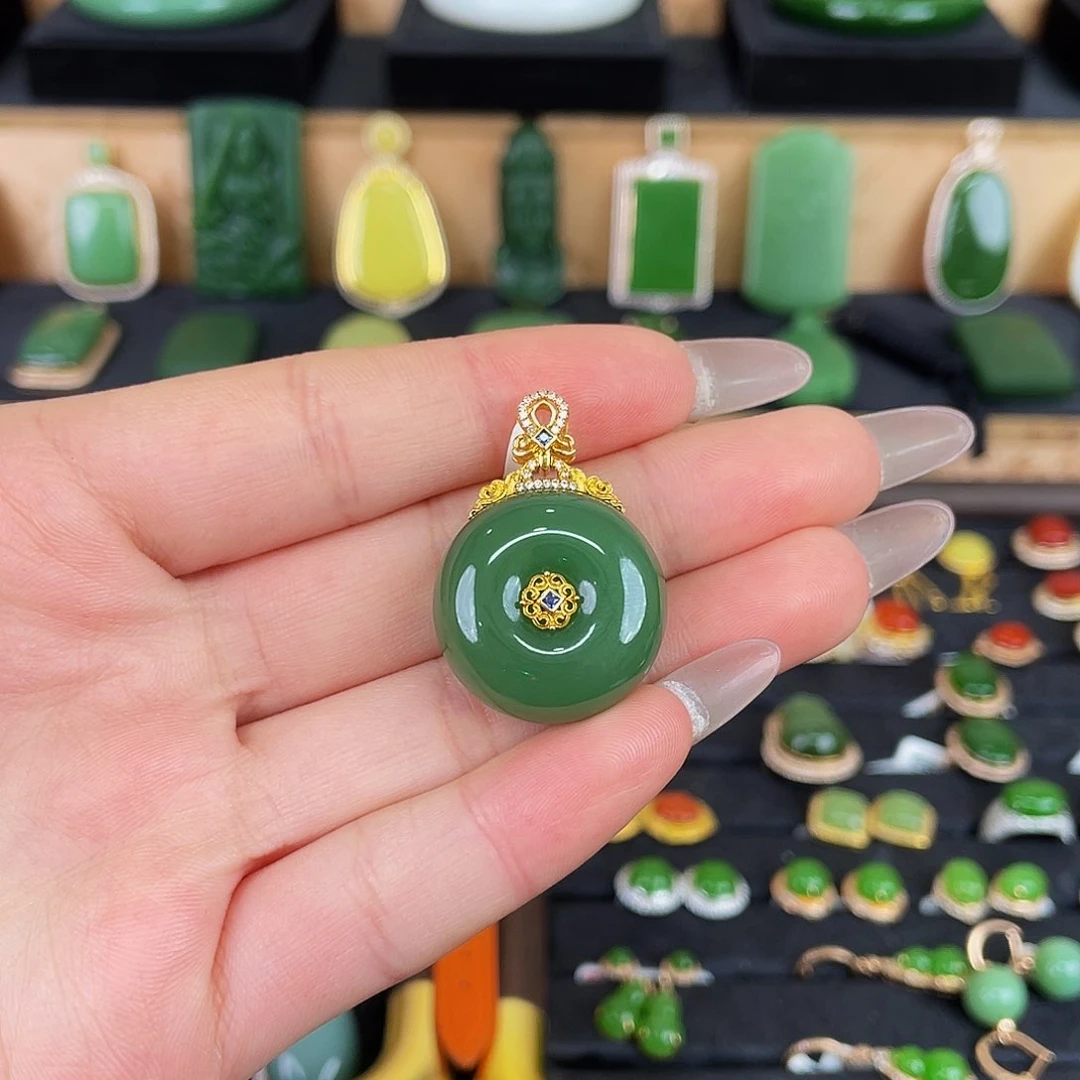 颈饰18K金镶嵌和田玉·粉绿平安扣