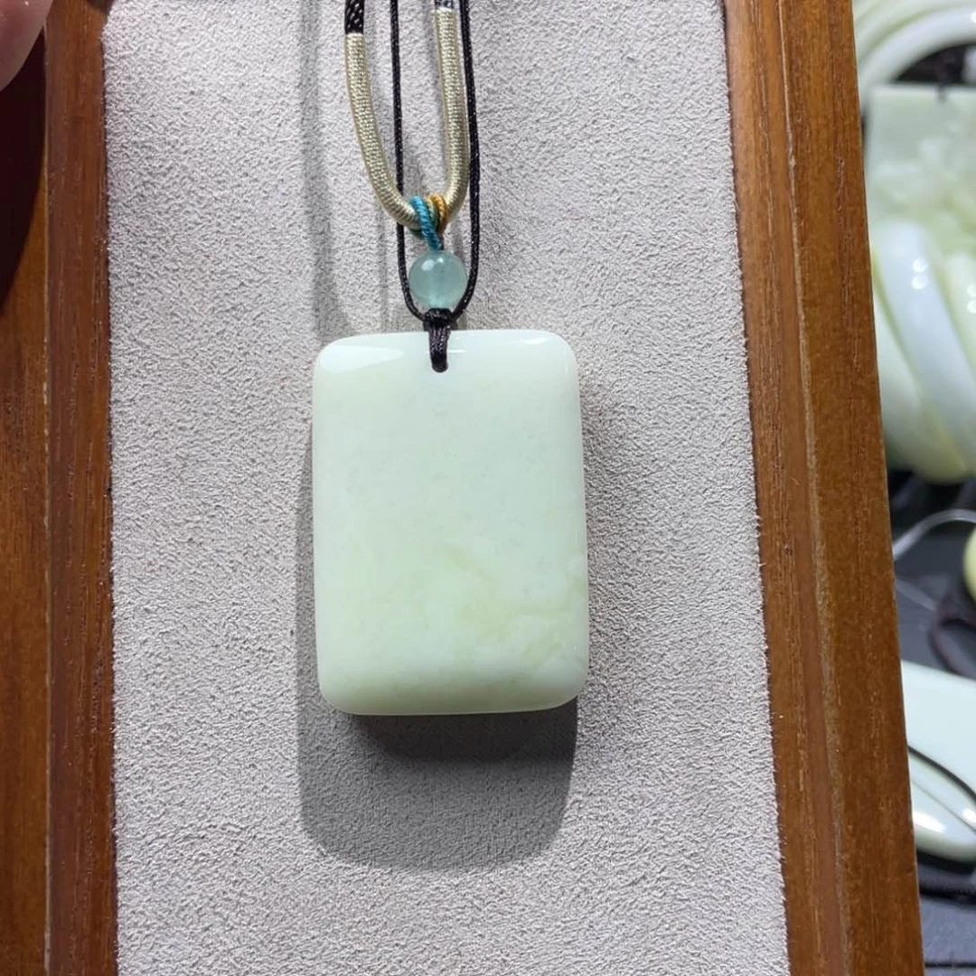 蓝田玉（蛇纹石化大理石玉）颈饰未镶嵌®**©