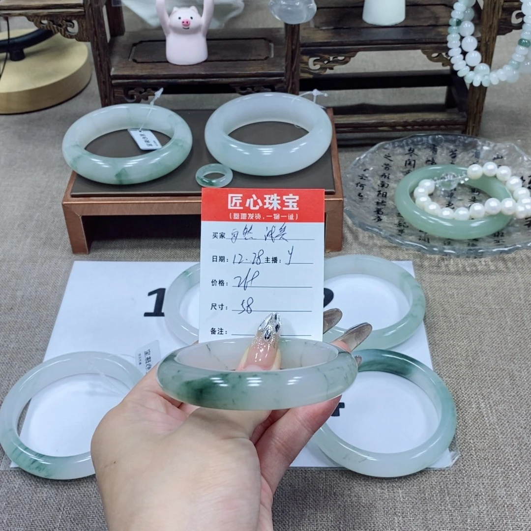 安***笑石英质玉未镶嵌手镯