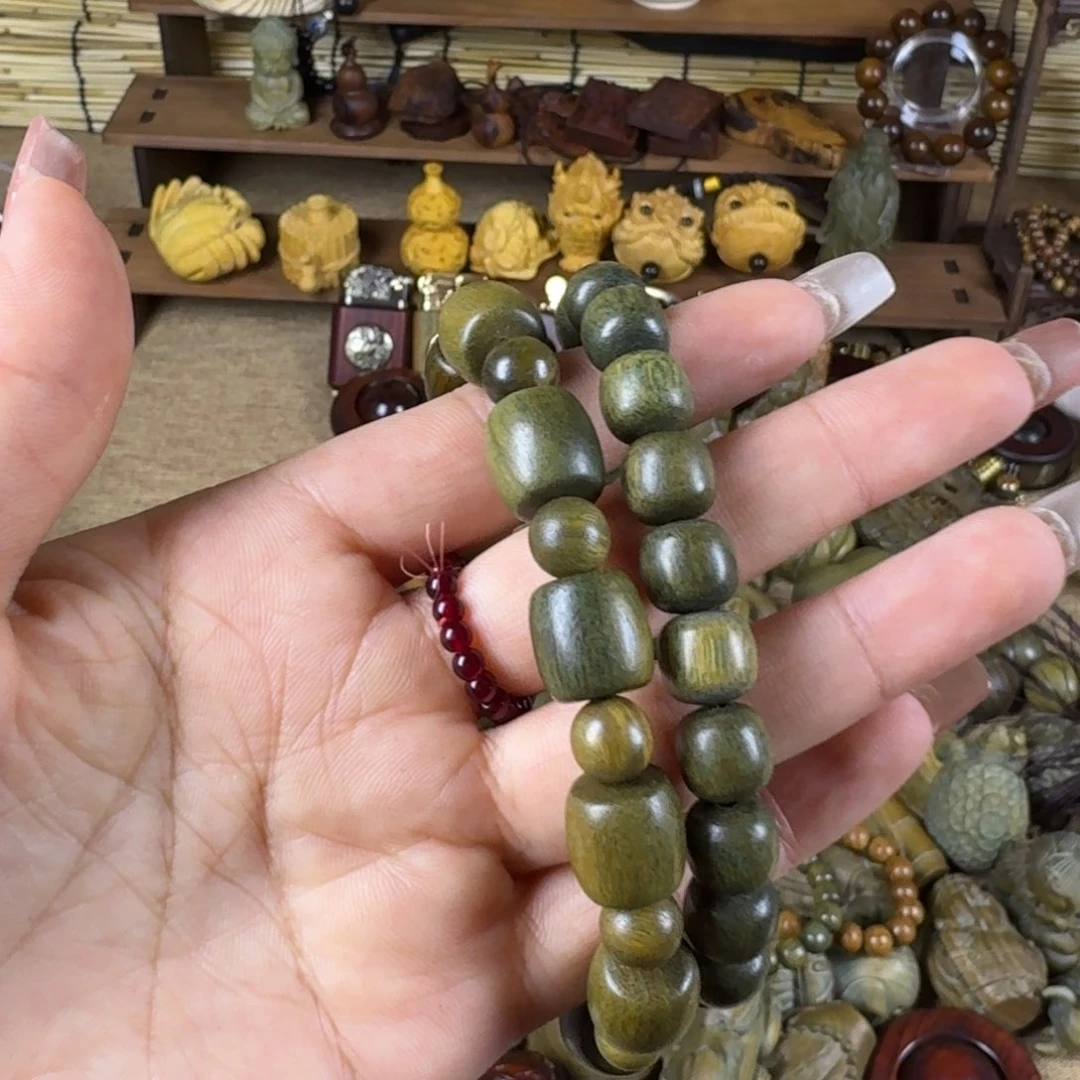 维腊木（绿檀）济****)手串俩