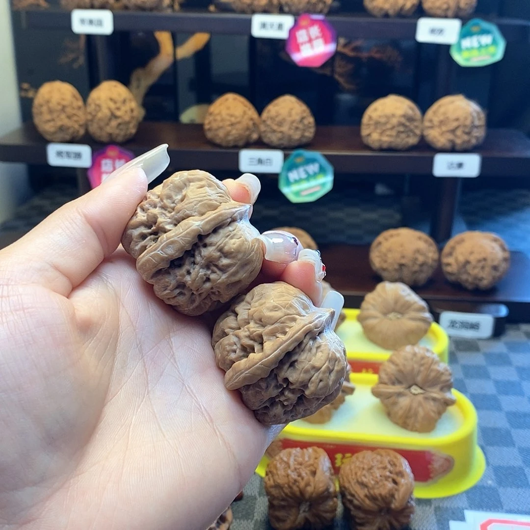 核桃把件全品卡边40达摩狮子头白茬（单只磕尖）