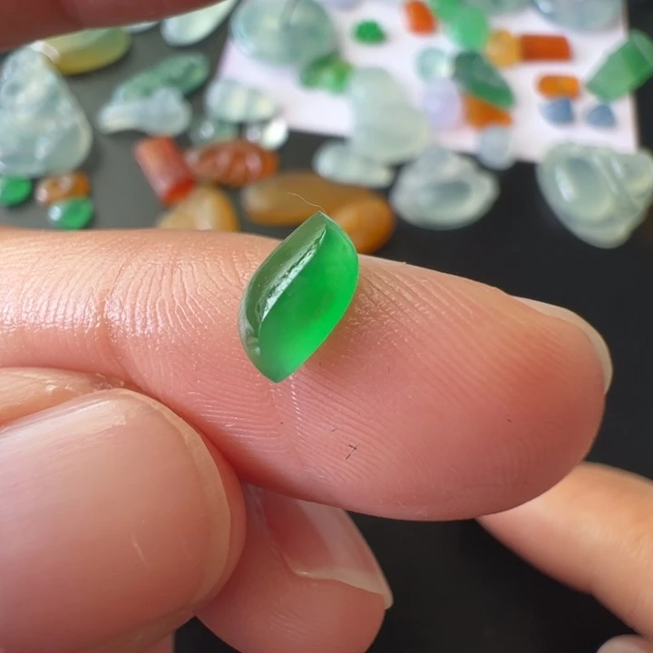 定制翡翠未镶嵌随形