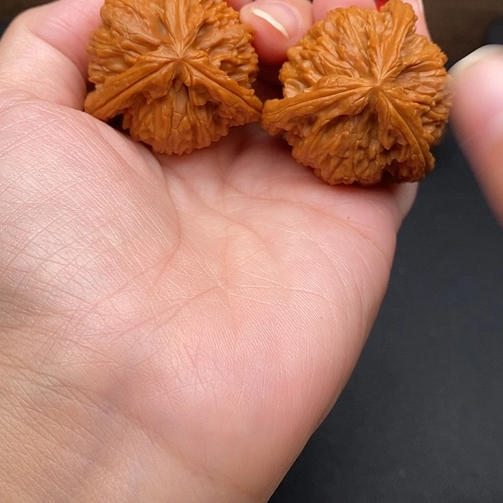 一***钱文玩核桃把件白奔