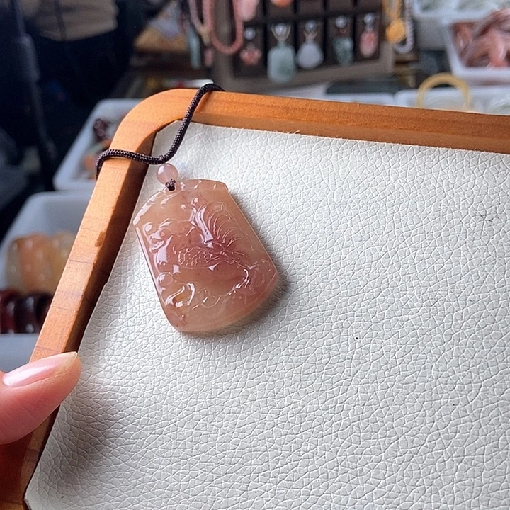 石英质玉未镶嵌颈饰