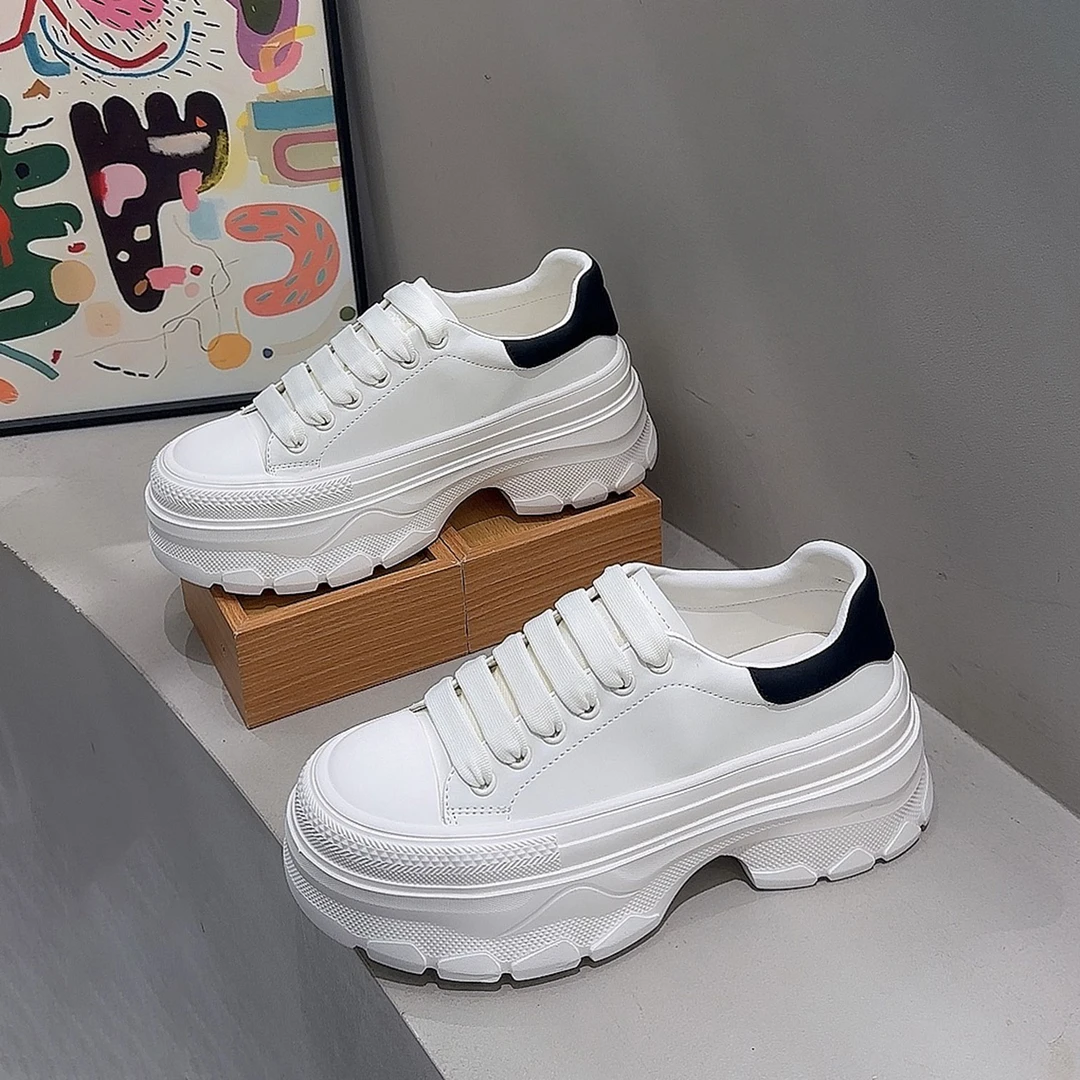 小个子厚底松糕鞋女2025新款配阔腿裤秋季爆款软底轻便真皮小白鞋