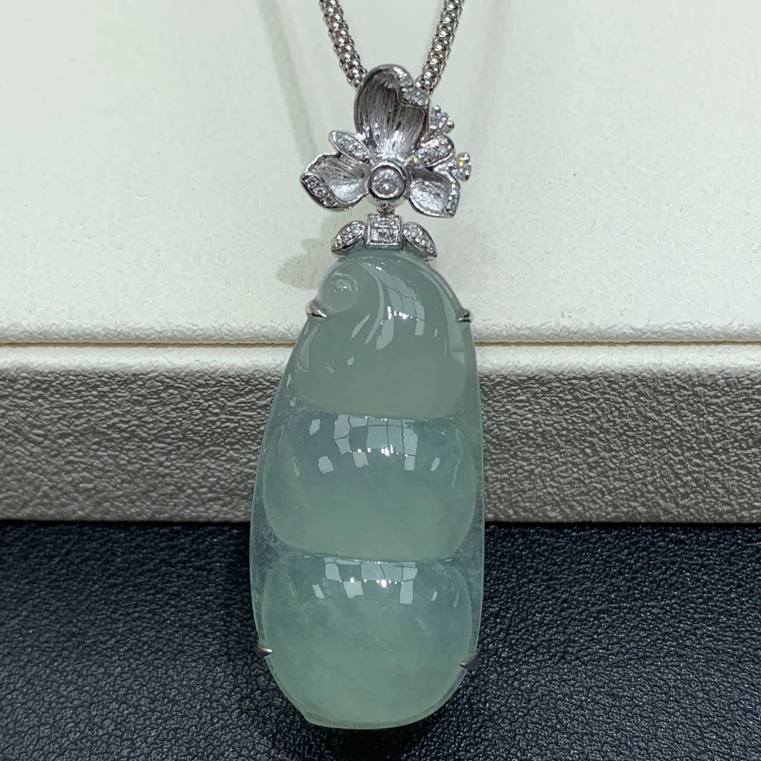 附自然光视频冰胶晴水底豆子福豆翡翠玉石18k设计款豪镶吊坠缅A