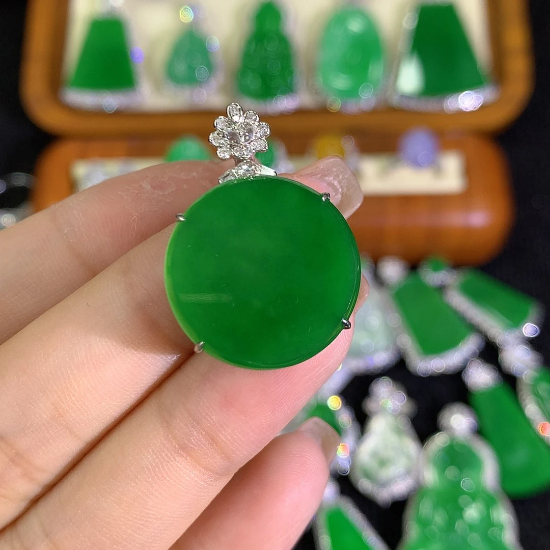 翡翠18K金镶嵌颈饰8888888