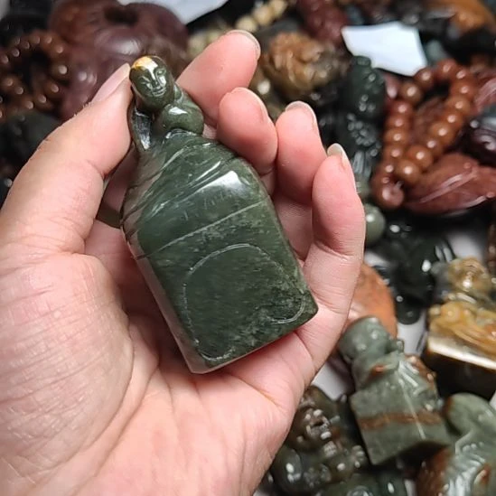未镶嵌岫岩河磨玉（透闪石质玉）挂件