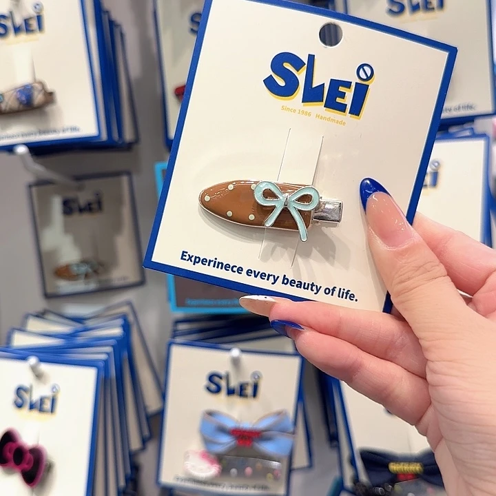 棕色底绿色蝴蝶结波点铲子夹鸭嘴夹