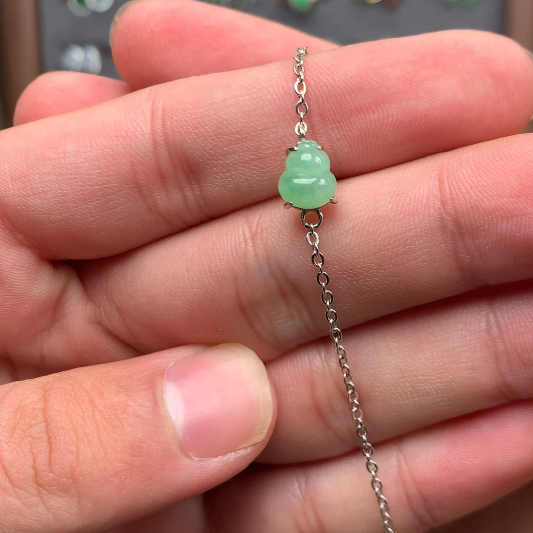 翡翠未镶嵌颈饰你是