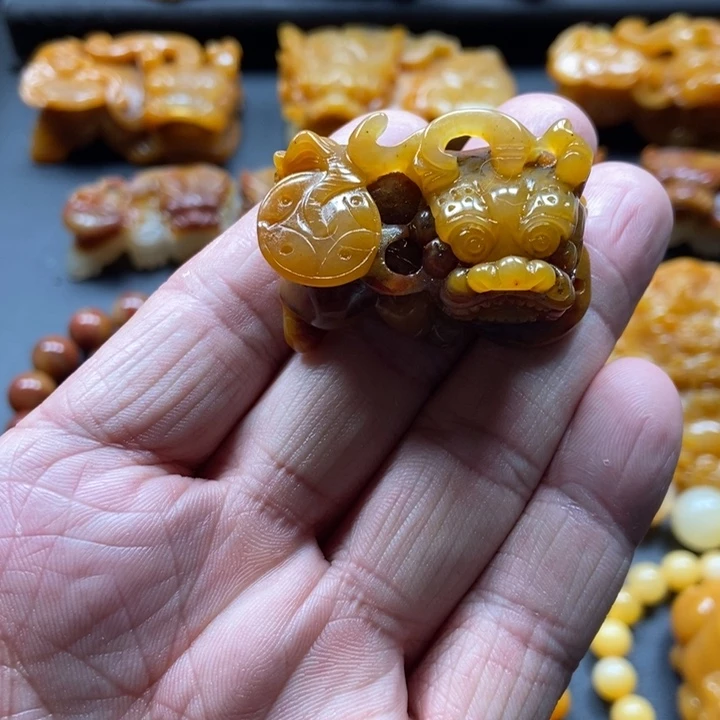 石英质玉（黄龙玉）未镶嵌颈饰