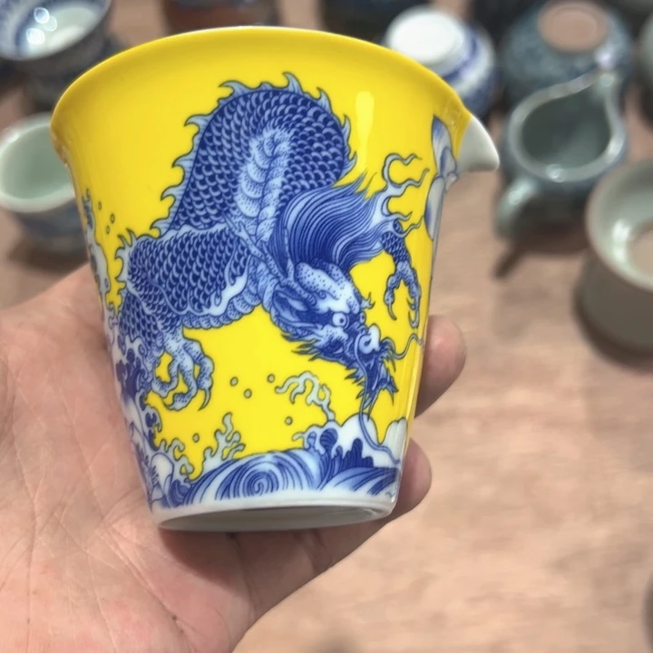 瓷片白青花黄釉海水龙公道杯